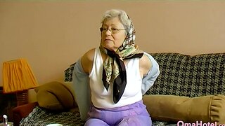 Solo grandma marauding down and playing her pusssy really well with sex toy
